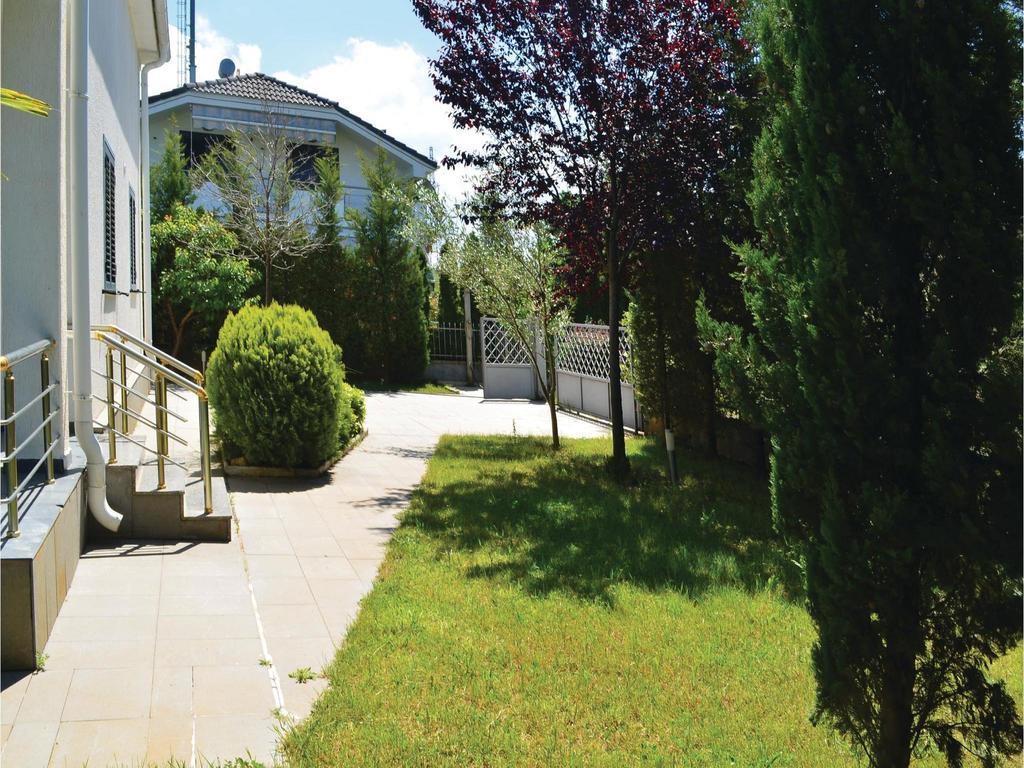 Pishat E Buta Hotel